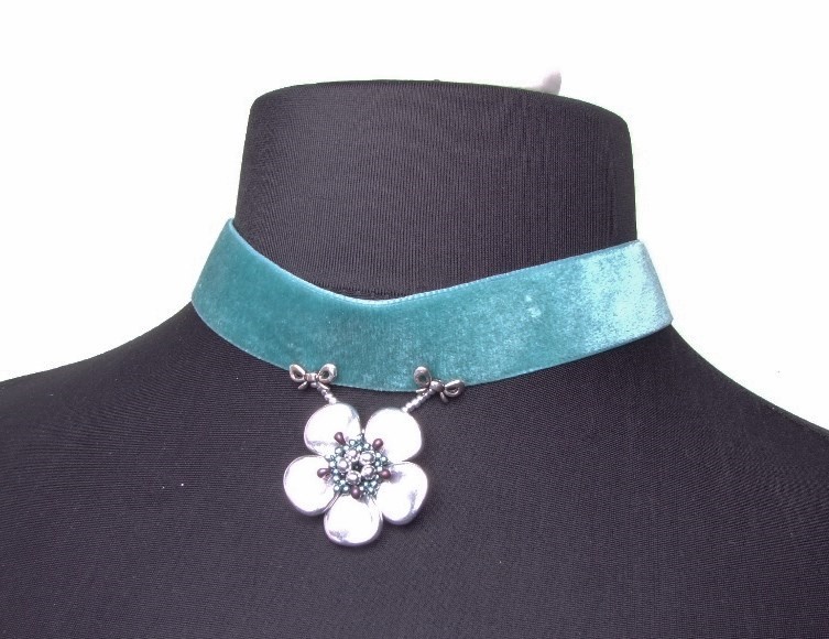 Kropfband Blume